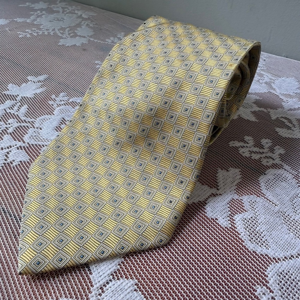 Brooks Brothers Tie Mens OS Gold Geometric Silk Stain Resistant Woven in England